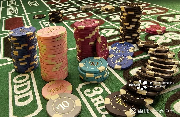 Cảnh sát đường thủy Hà Nội kiểm tra bằng cấp, chứng chỉ chuyên môn, đăng kí đăng kiểm của phương tiện chở khách ngang sông.